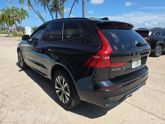 2024 Volvo XC60 Recharge Plug-In Hybrid T8 Core Dark Theme - miniatura 2