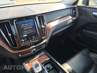 2024 Volvo XC60 Recharge Plug-In Hybrid T8 Ultimate Dark Theme - miniatura 11