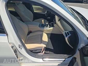 2025 BMW 3 Series Sedan 330i – miniatura 8