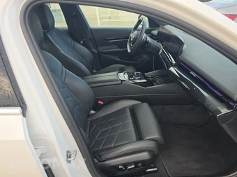 2025 BMW 5 Series Sedan 530i - miniatura 8