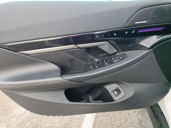 2025 BMW 5 Series Sedan 530i - miniatura 9