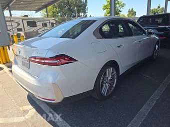 2025 BMW 5 Series Sedan 530i xDrive - miniatura 4