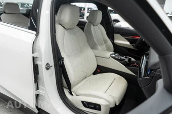 2025 BMW 5 Series Sedan 540i xDrive - miniatura 9