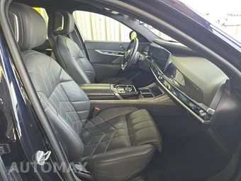 2025 BMW 7 Series Sedan 740i - miniatura 8