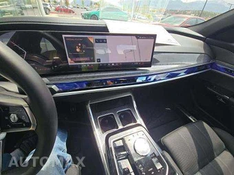 2025 BMW 7 Series Sedan 760i xDrive - miniatura 10
