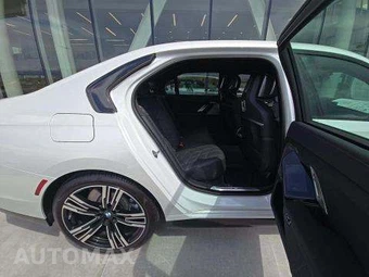 2025 BMW 7 Series Sedan 760i xDrive - miniatura 16