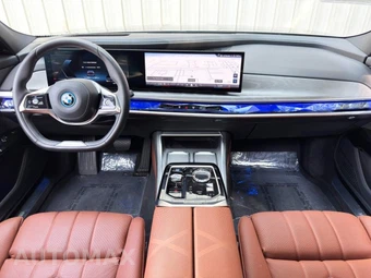 2025 BMW i7 xDrive60 - miniatura 11