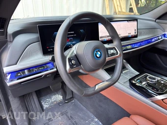 2025 BMW i7 xDrive60 - miniatura 12