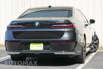 2025 BMW i7 xDrive60 - miniatura 3