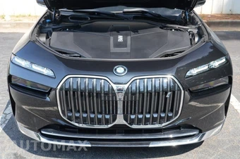 2025 BMW i7 xDrive60 - miniatura 6