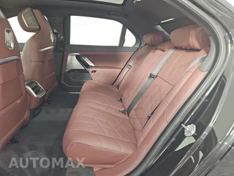 2025 BMW i7 xDrive60 - miniatura 13