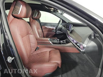 2025 BMW i7 xDrive60 - miniatura 8