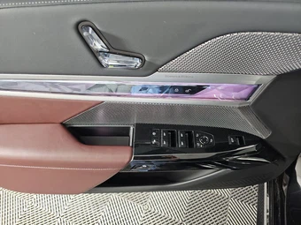 2025 BMW i7 xDrive60 - miniatura 9