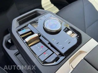 2025 BMW iX xDrive50 - miniatura 32