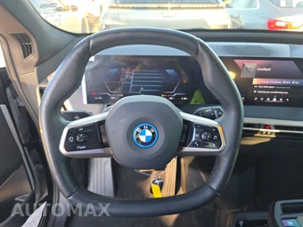 2025 BMW iX xDrive50 - miniatura 10