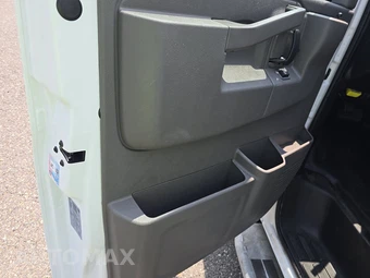 2025 Chevrolet Express 2500 Cargo Van 1WT 135.0" WB - miniatura 9