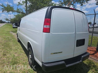 2025 Chevrolet Express 3500 Cargo Van 1WT 155.0" WB – miniatura 3