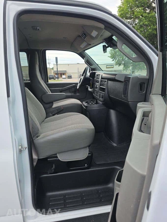 2025 Chevrolet Express 3500 Passenger Van LT 1LT 155.1" WB - miniatura 18