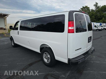 2025 Chevrolet Express 3500 Passenger Van LT 1LT 155.1" WB - miniatura 2