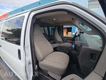 2025 Chevrolet Express 3500 Passenger Van LT 1LT 155.1" WB - miniatura 15