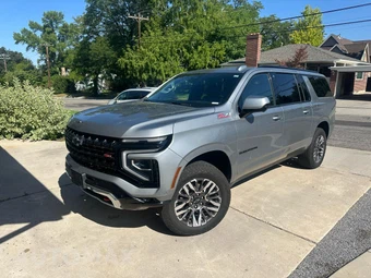 2025 Chevrolet Suburban Z71 2Z7 - miniatura 2
