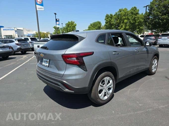 2025 Chevrolet Trax LS - miniatura 3