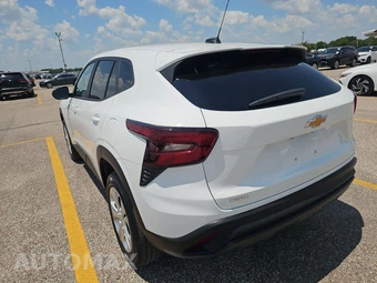 2025 Chevrolet Trax LS - miniatura 8