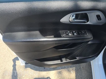 2025 Chrysler Pacifica Limited 121.6" WB - miniatura 9