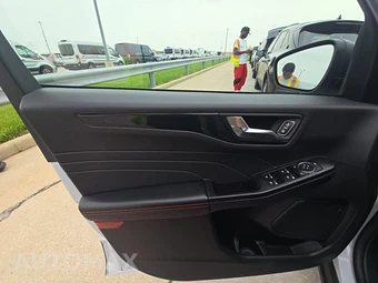 2025 Ford Escape ST-Line - miniatura 9
