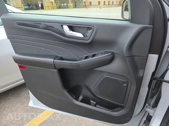 2025 Ford Escape ST-Line – miniatura 15