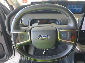 2025 Ford Expedition MAX Platinum - miniatura 10