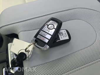 2025 Ford Expedition MAX Platinum - miniatura 8