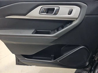 2025 Ford Explorer Active - miniatura 9
