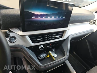 2025 Ford Explorer Active - miniatura 6