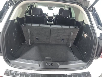 2025 Ford Explorer Active - miniatura 17
