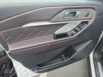 2025 Ford Explorer Platinum - miniatura 9
