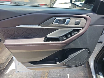 2025 Ford Explorer Platinum - miniatura 9
