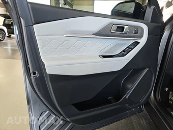 2025 Ford Explorer Platinum - miniatura 9