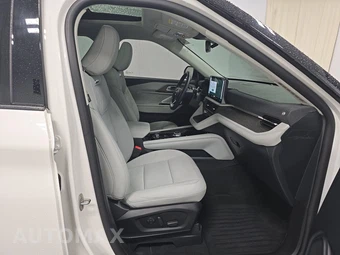 2025 Ford Explorer Platinum - miniatura 8