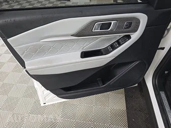 2025 Ford Explorer Platinum - miniatura 9