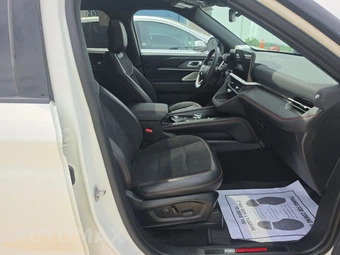 2025 Ford Explorer ST - miniatura 8