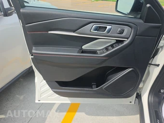 2025 Ford Explorer ST - miniatura 9