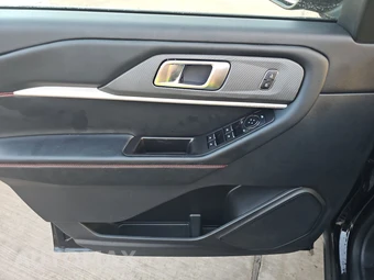 2025 Ford Explorer ST-Line - miniatura 9
