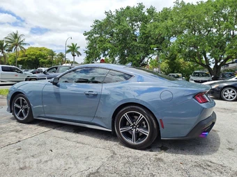 2025 Ford Mustang EcoBoost Coupe - miniatura 5