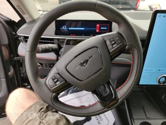 2025 Ford Mustang Mach-E Premium - miniatura 10