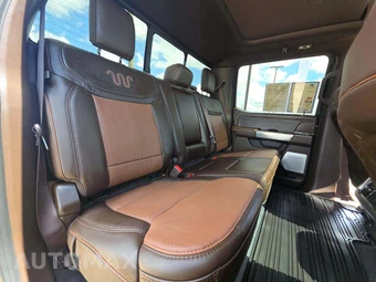 2025 Ford Super Duty F-250 King Ranch Crew Cab Medium Bed - miniatura 16