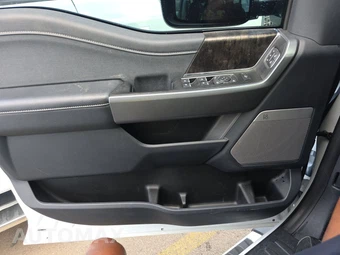 2025 Ford Super Duty F-250 Lariat Crew Cab Medium Bed - miniatura 9