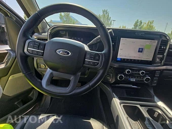2025 Ford Super Duty F-250 Lariat Crew Cab Medium Bed - miniatura 10