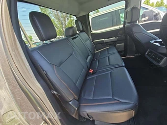 2025 Ford Super Duty F-250 Lariat Crew Cab Medium Bed - miniatura 16