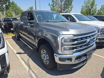 2025 Ford Super Duty F-250 Lariat Crew Cab Medium Bed - miniatura 4